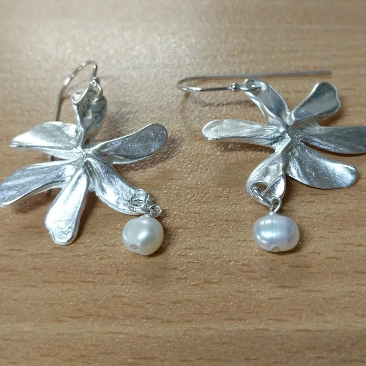 Nautical drop earrings-SILVER FLOWER EARRINGS WITH DROP PEARL