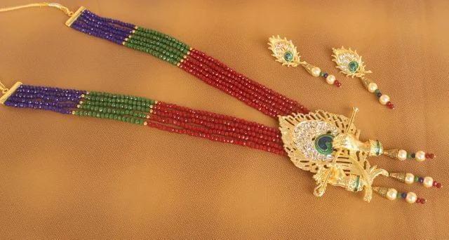 Adjustable beaded necklaces-Crystal Beaded Lord Krishna Murli Pankha Kundan Necklace Set