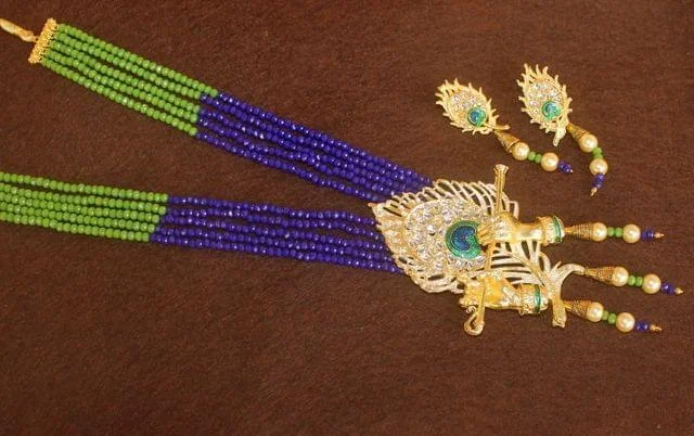 Turquoise gem necklaces-Crystal Beaded Lord Krishna Murli Pankha Kundan Necklace Set